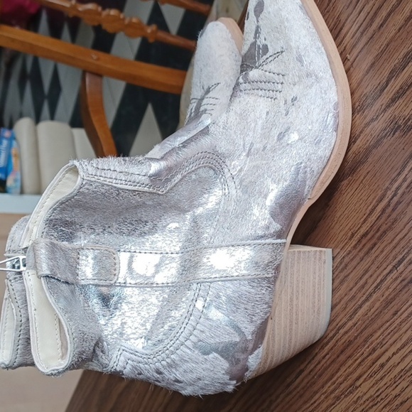 Dolce Vita Anthropologie Boots Volli Silver Multi printed Cow Hair real fur - Picture 4 of 9